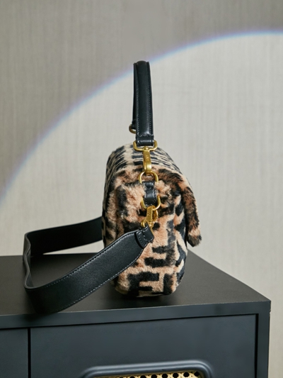 フェンディバッグ背面デザイン